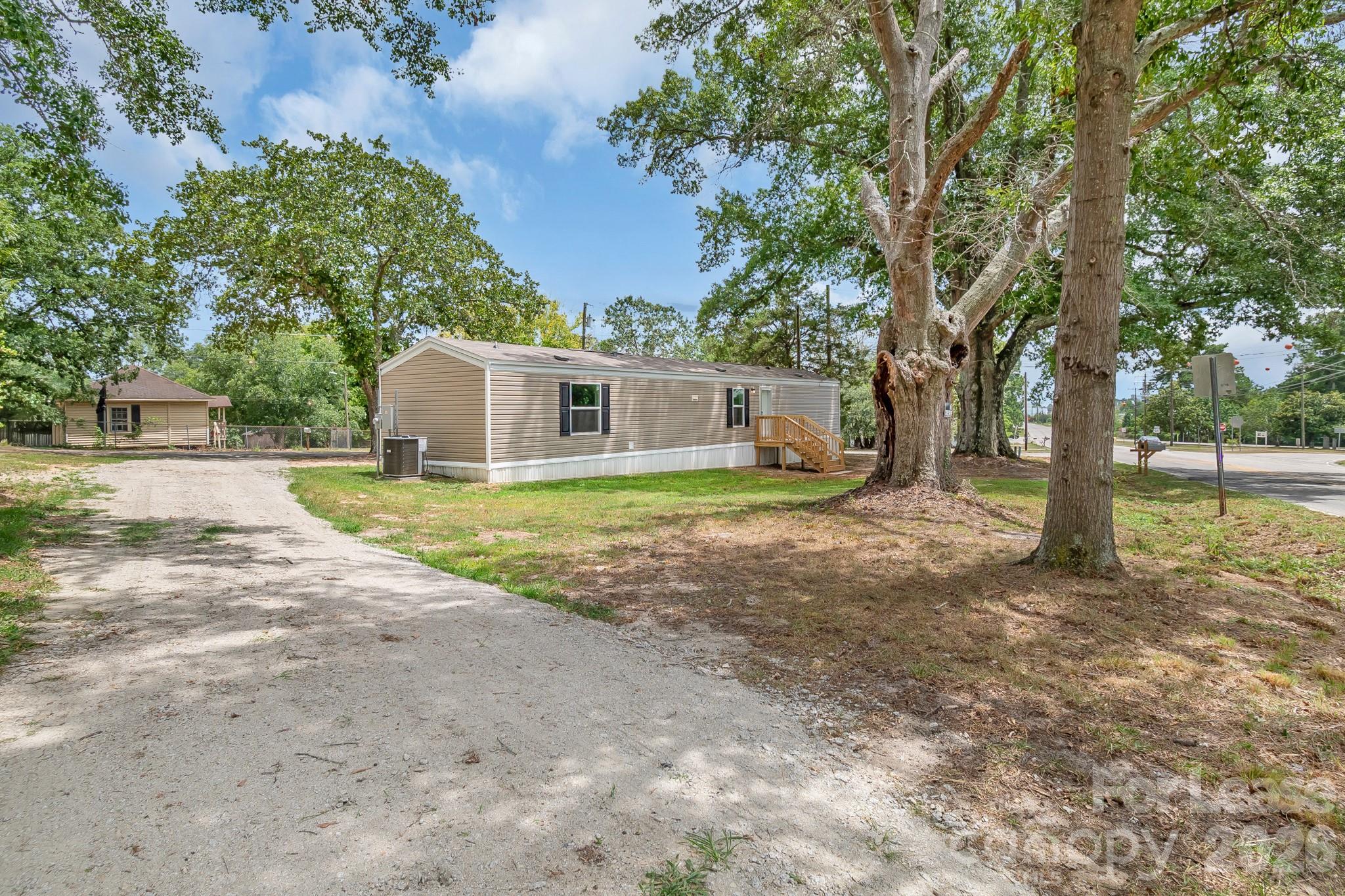 7627 Kershaw Camden Highway Property Photo 3