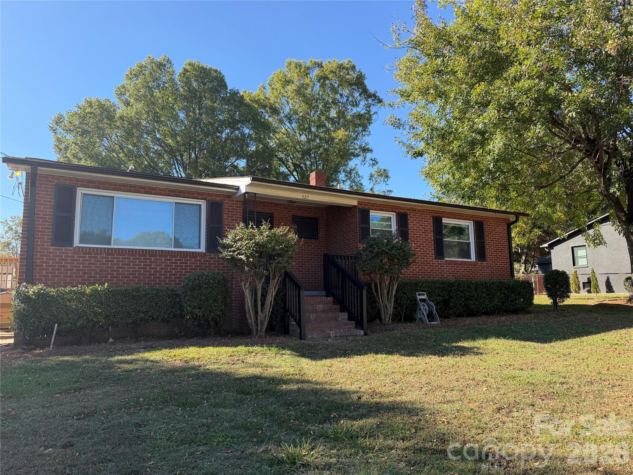 527 Annex Avenue Property Photo 1