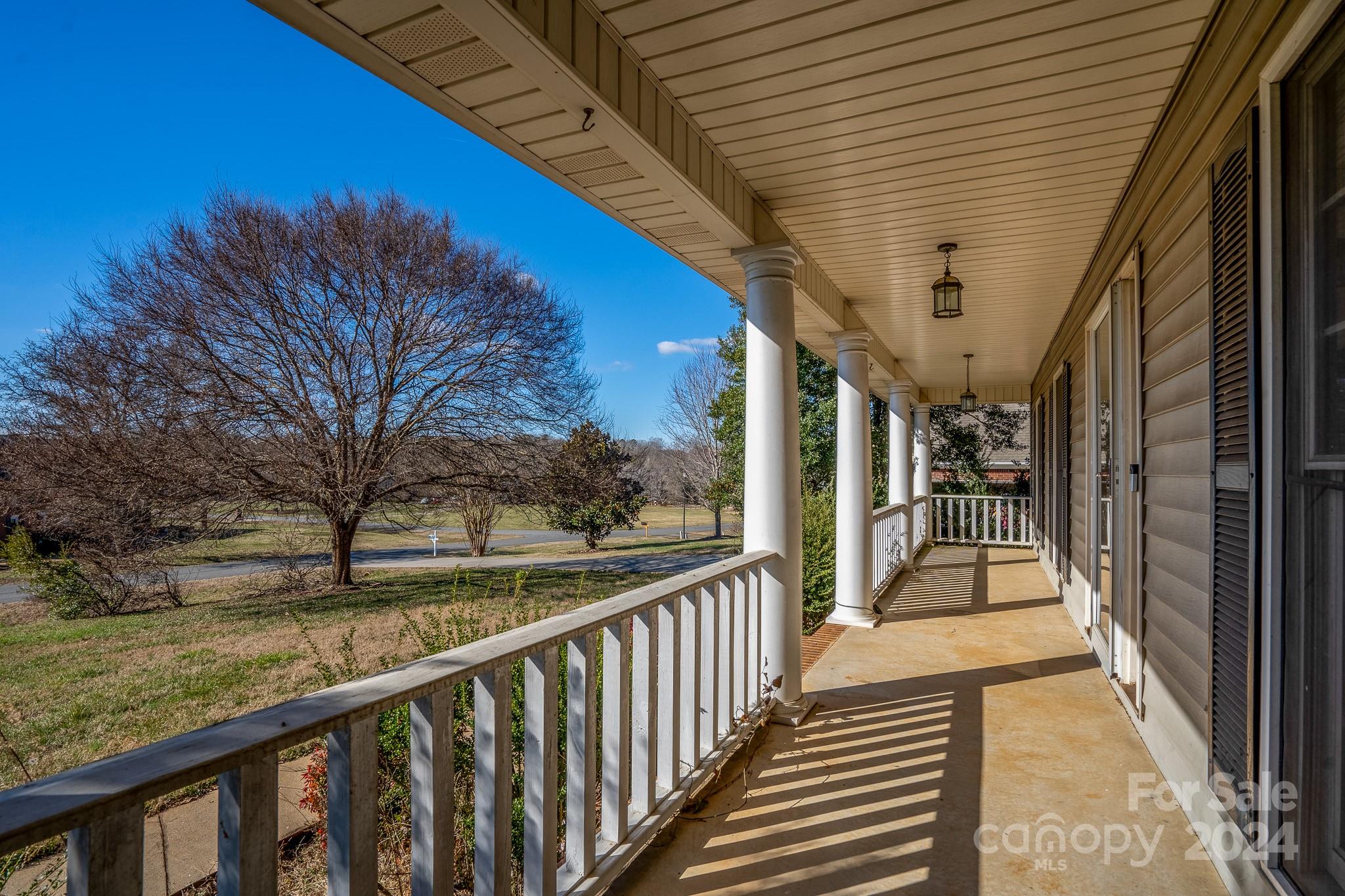 151 Oak Point Drive Property Photo 3