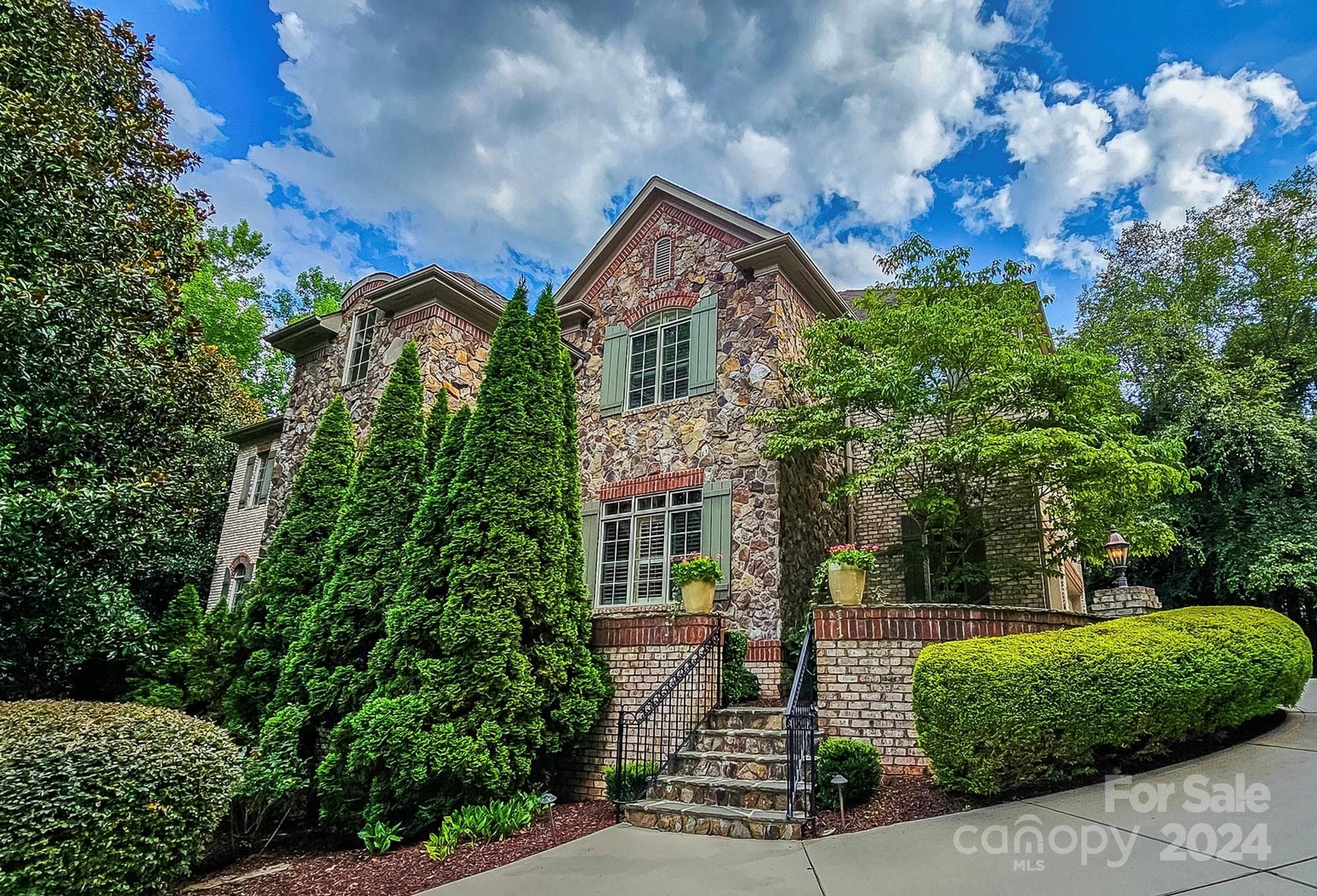1008 Medinah Court Property Photo 1