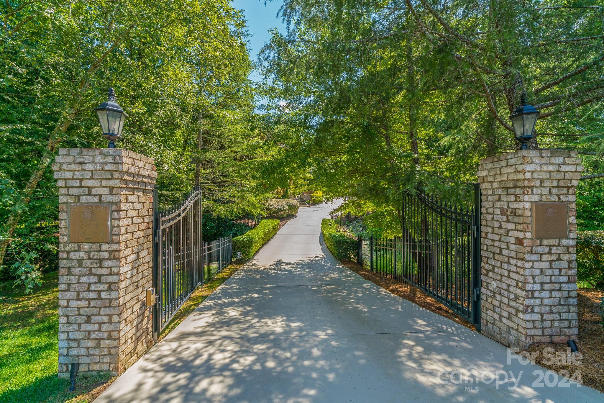 1008 Medinah Court Property Photo 2