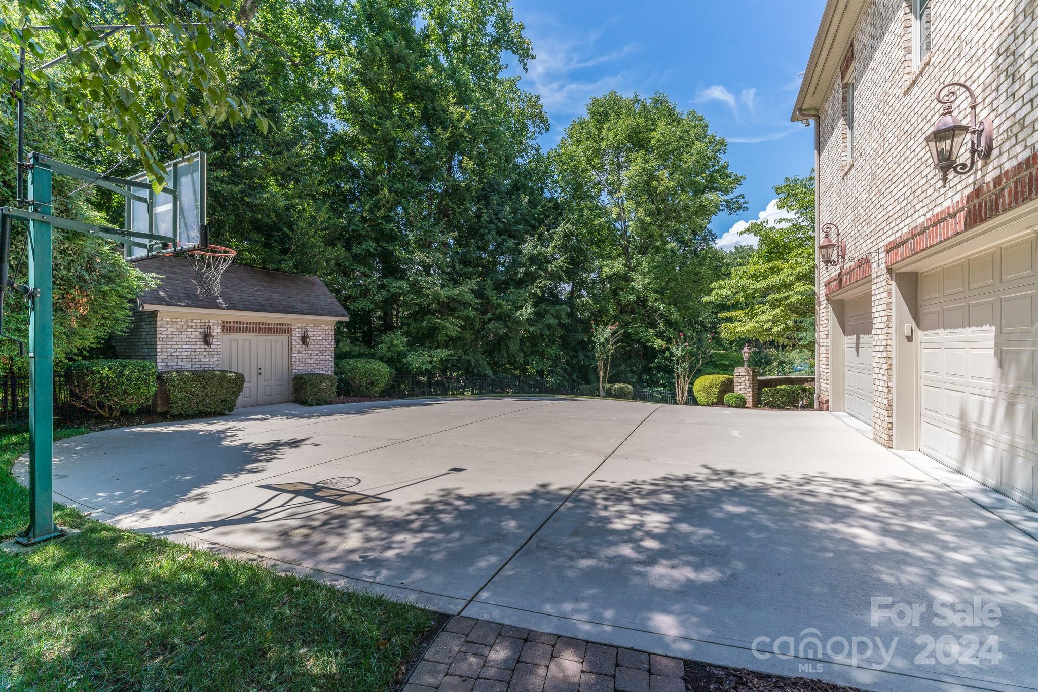 1008 Medinah Court Property Photo 43