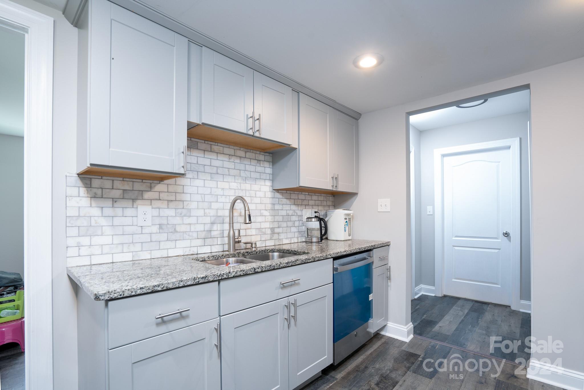 11203 Pine Grove Avenue Property Photo 6