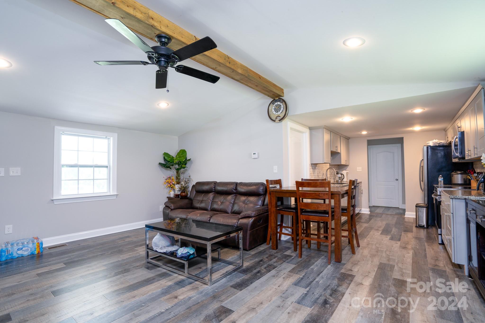 11203 Pine Grove Avenue Property Photo 9