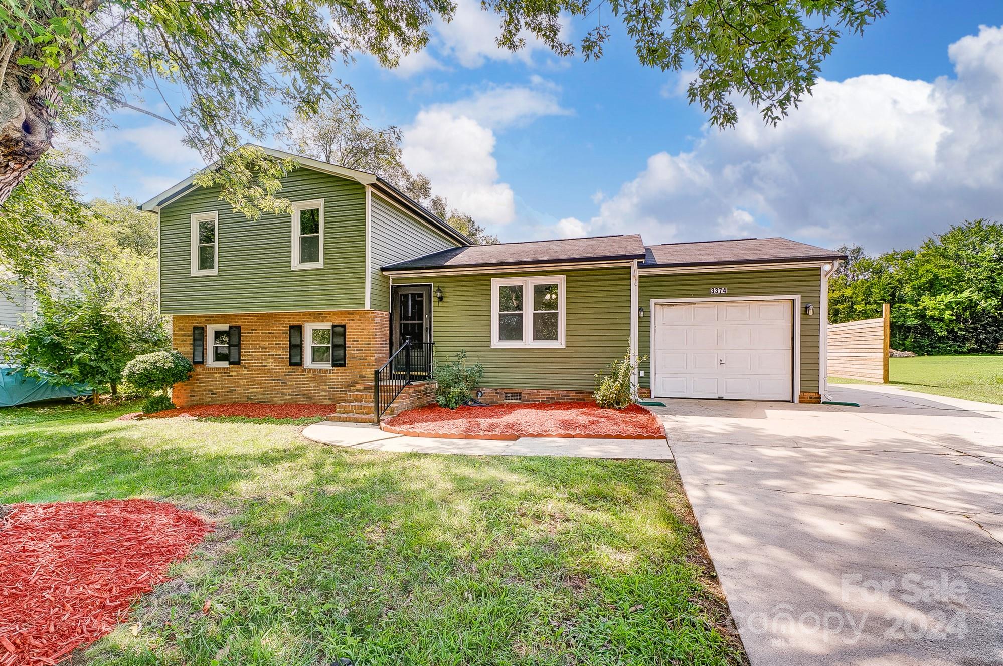 3374 Farm Lake Drive Property Photo 2