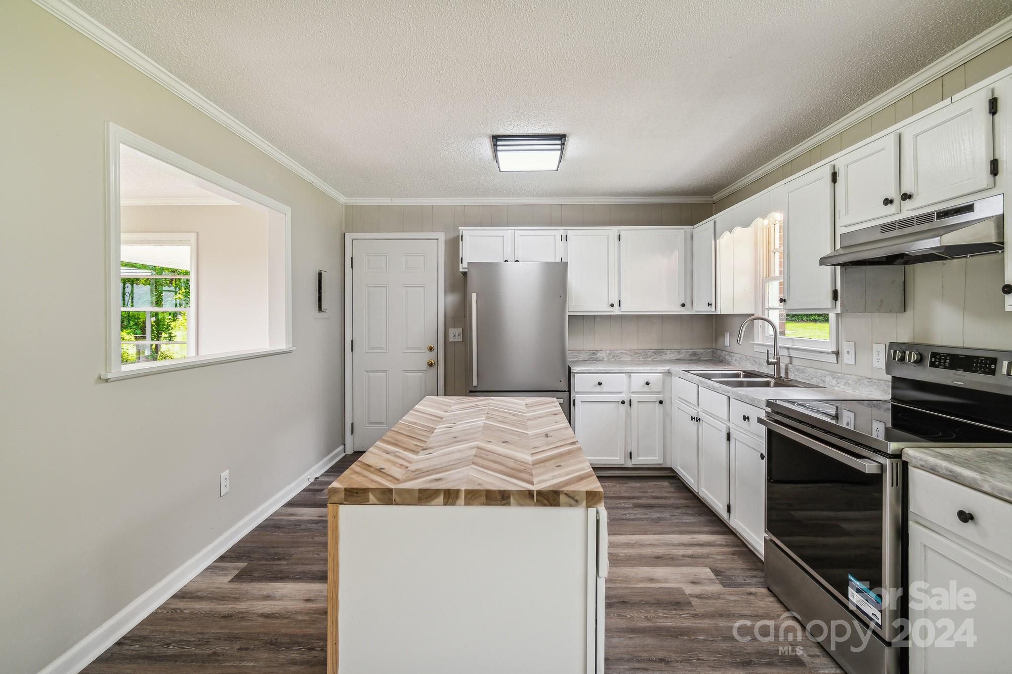 37 Clemmons Road Property Photo 9