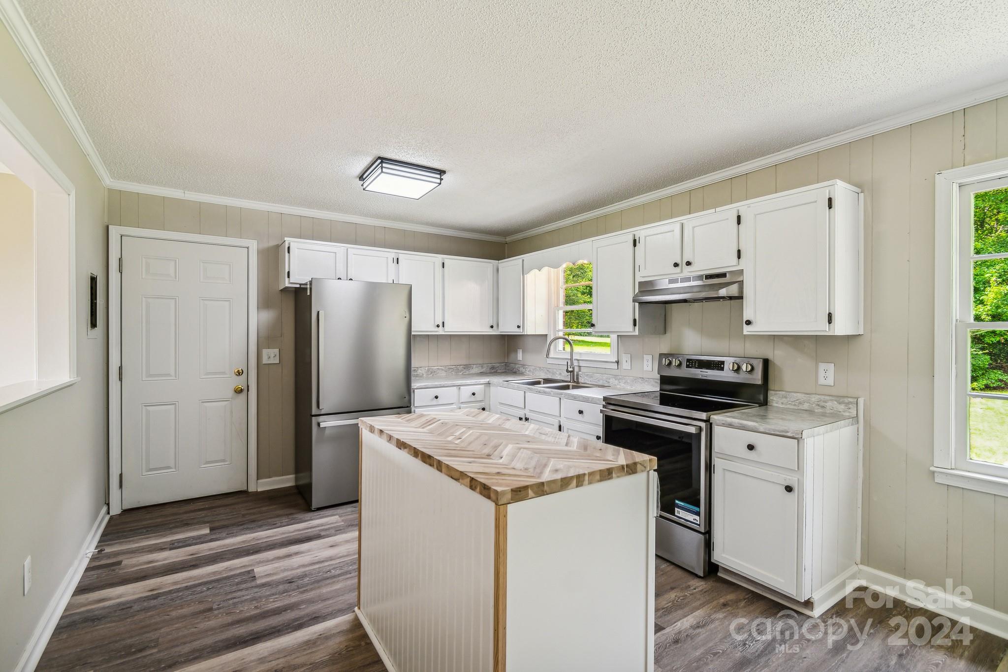 37 Clemmons Road Property Photo 10