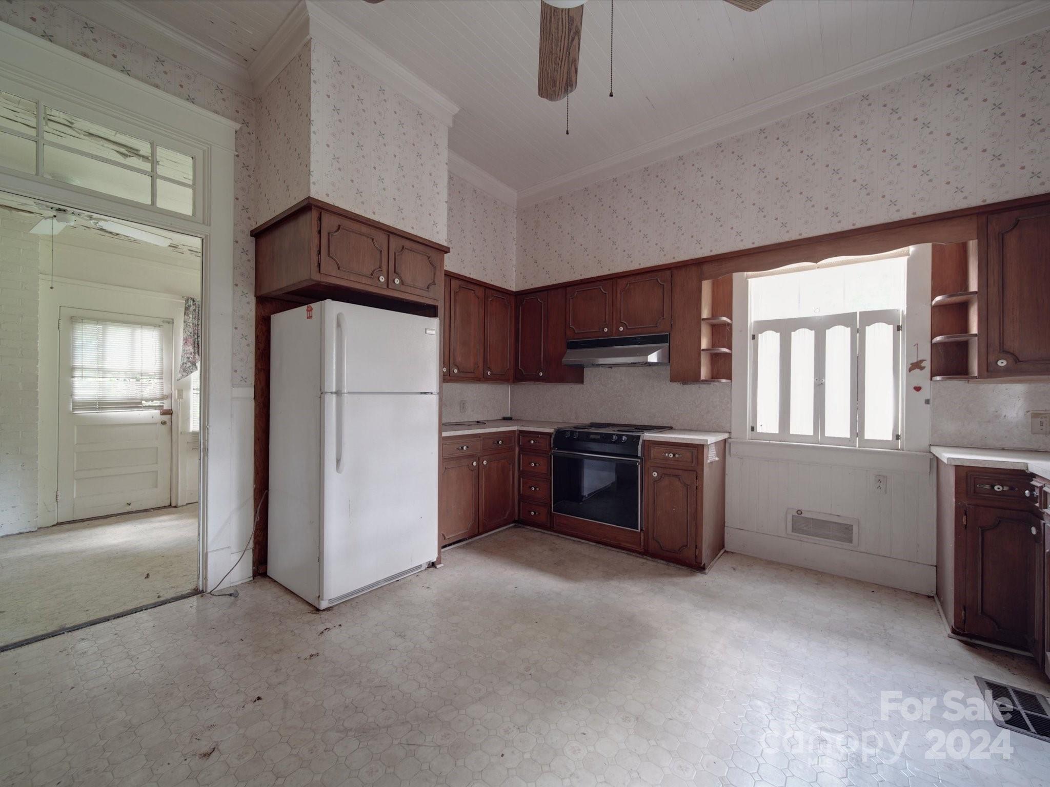 222 Leak Avenue Property Photo 16