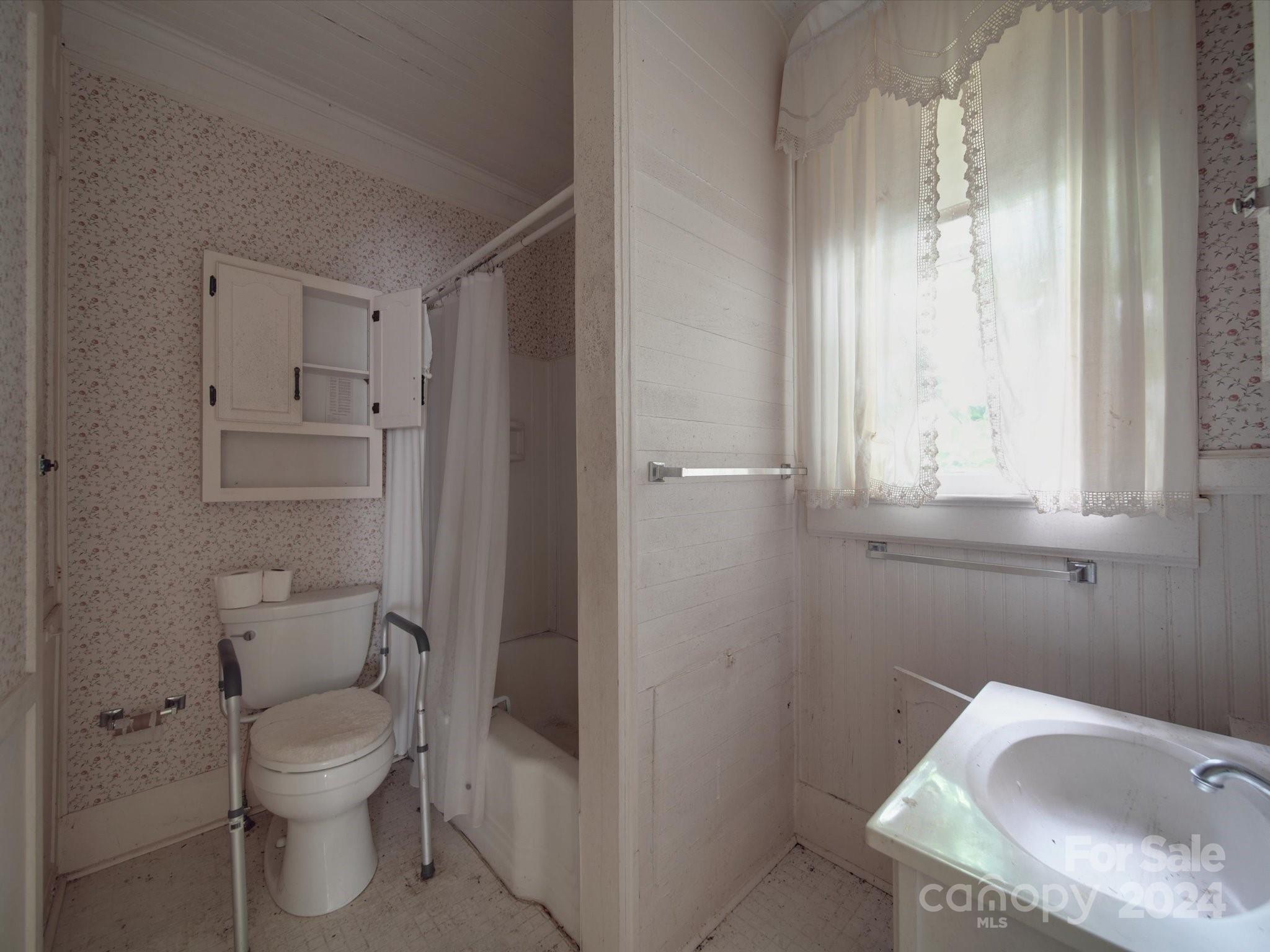 222 Leak Avenue Property Photo 28