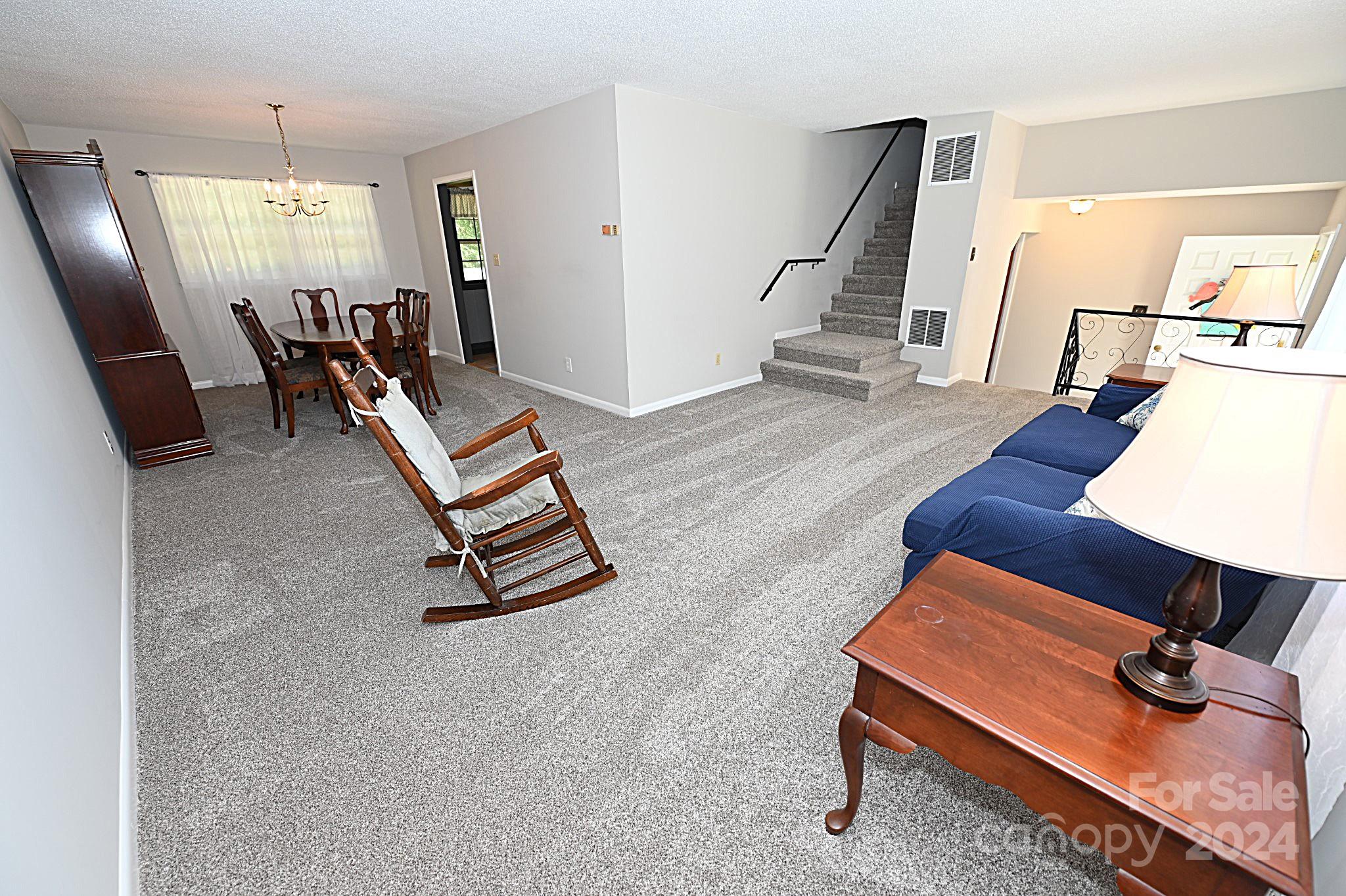 3211 Hollyhill Circle Property Photo 3