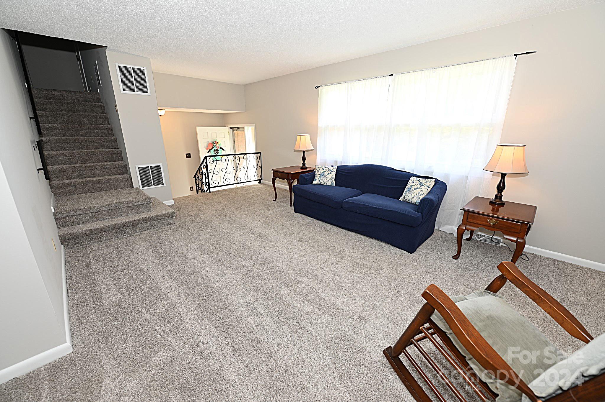 3211 Hollyhill Circle Property Photo 4