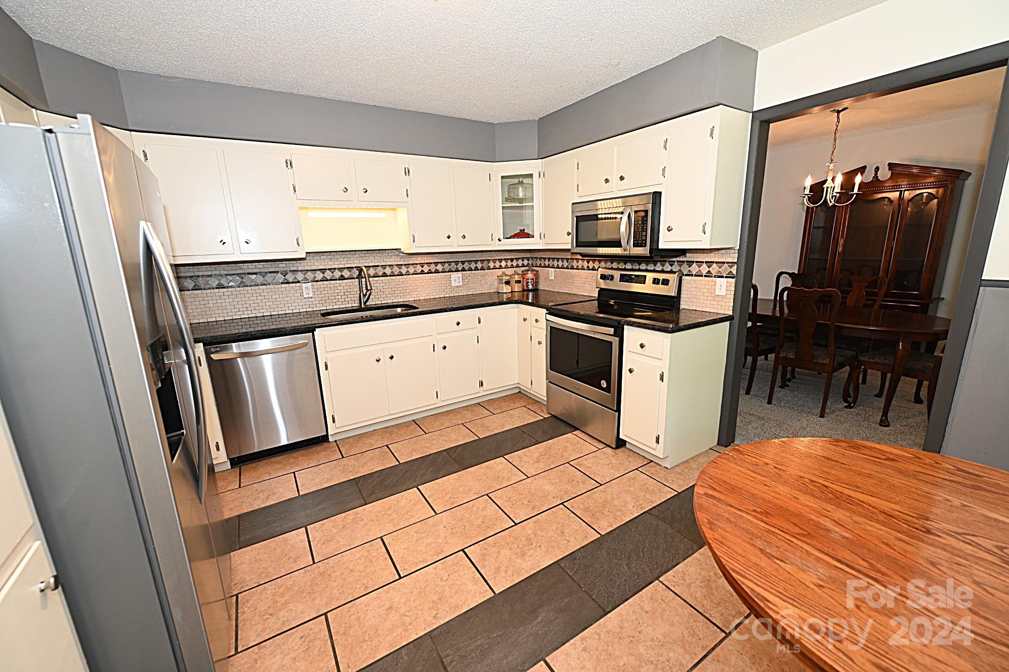 3211 Hollyhill Circle Property Photo 8