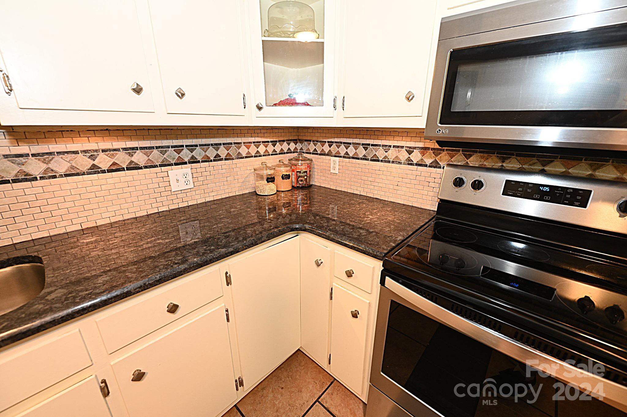3211 Hollyhill Circle Property Photo 9