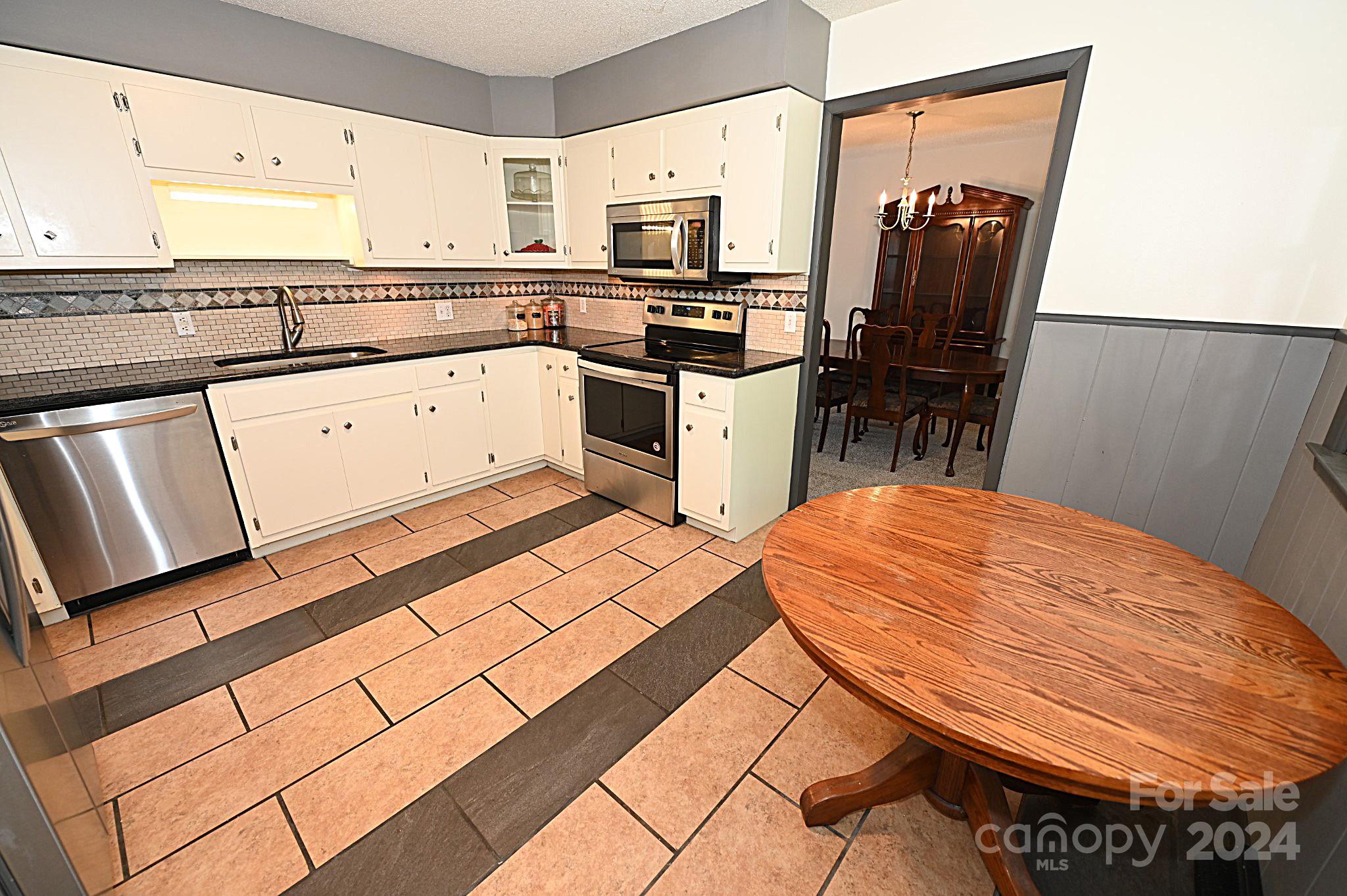 3211 Hollyhill Circle Property Photo 11