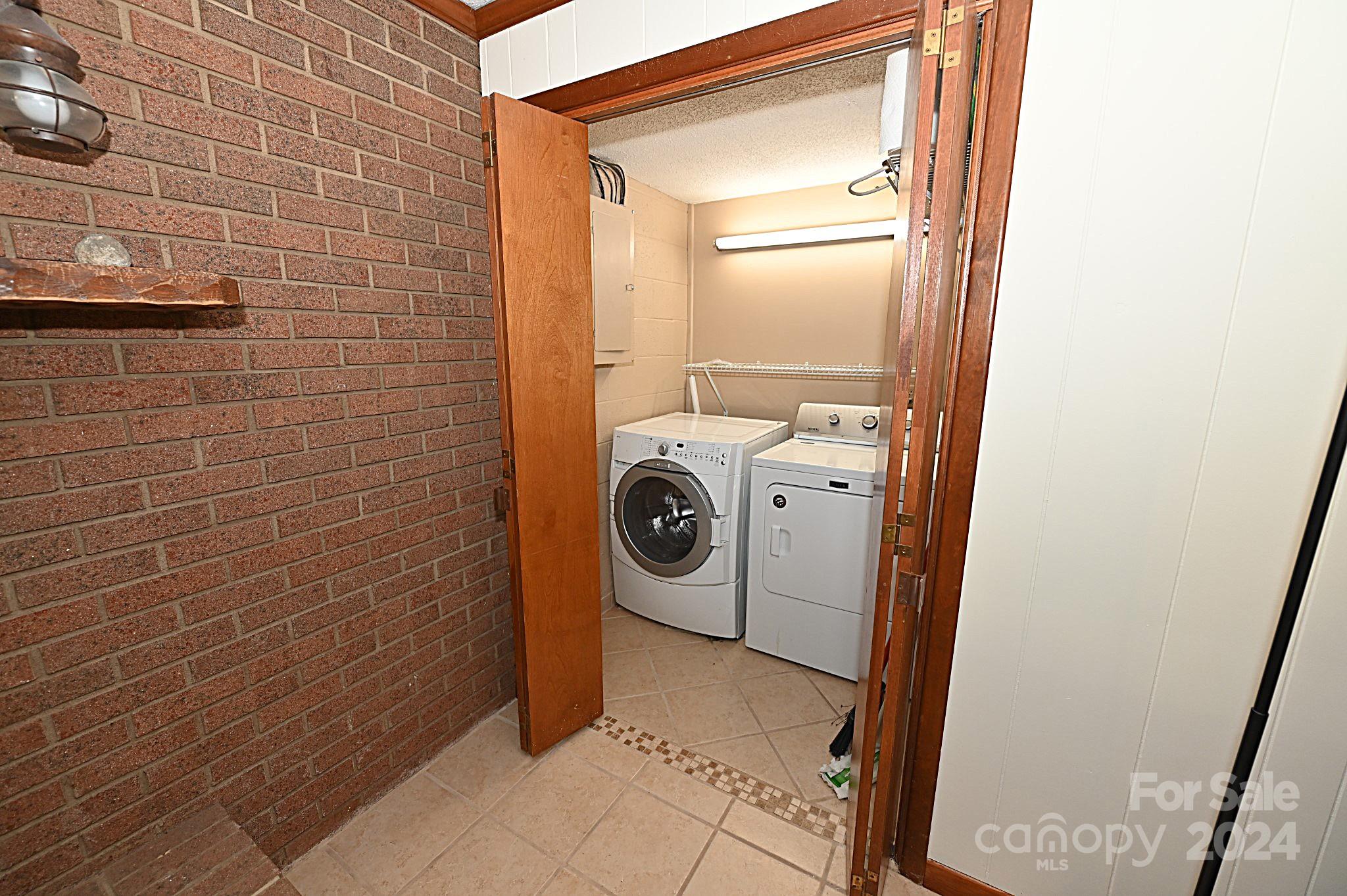 3211 Hollyhill Circle Property Photo 13