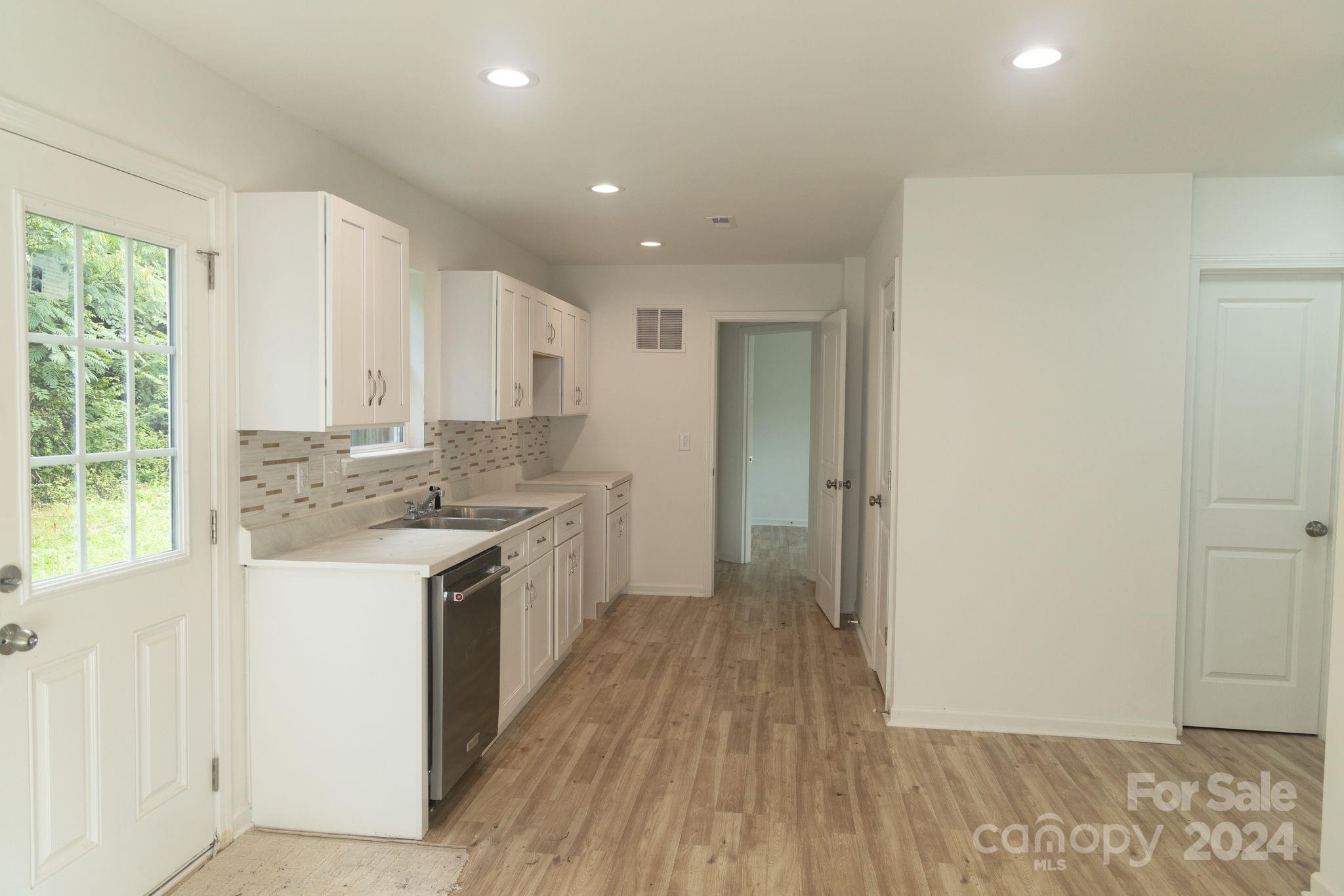 830 Oakshire Circle 11 Property Photo 4
