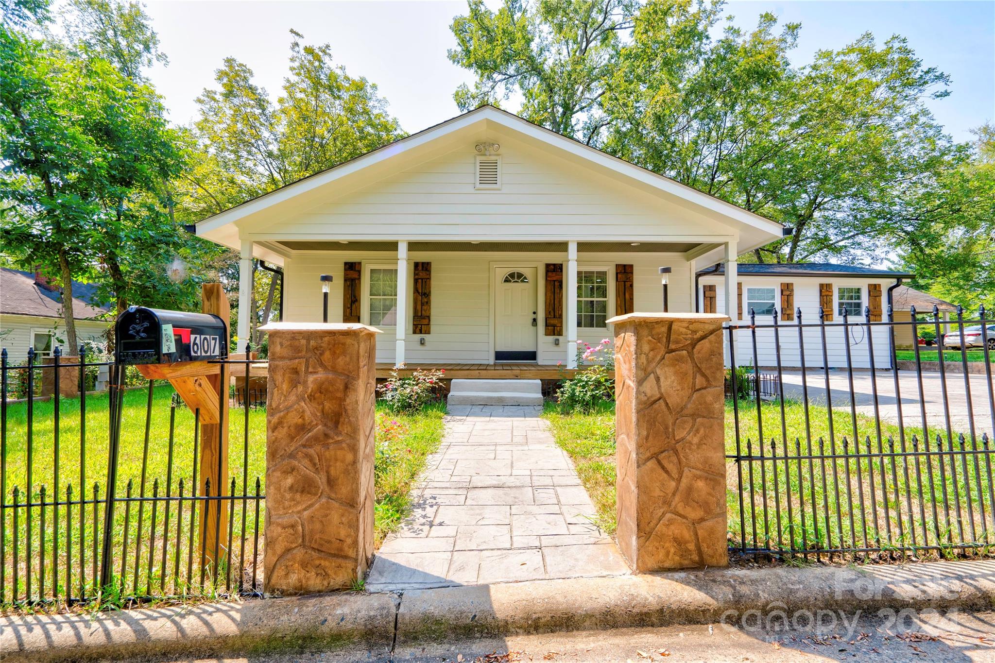607 Ligon Street Property Photo 5