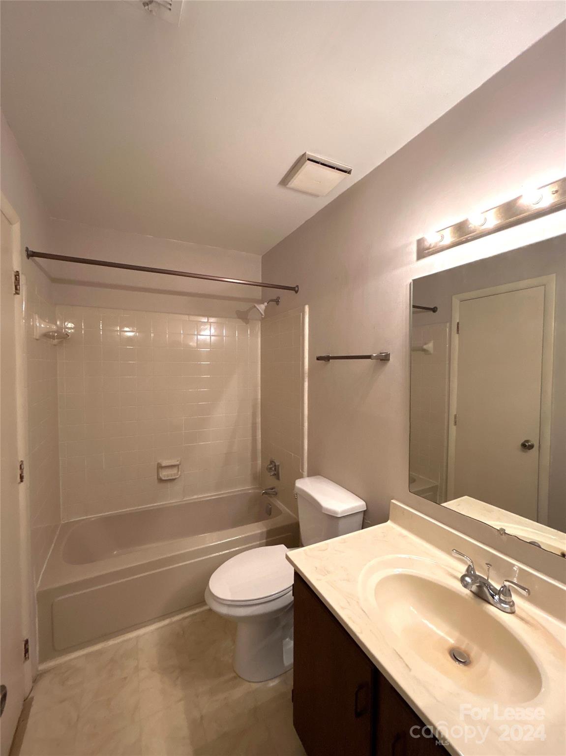 4804 Spring Lake Drive E Property Photo 9
