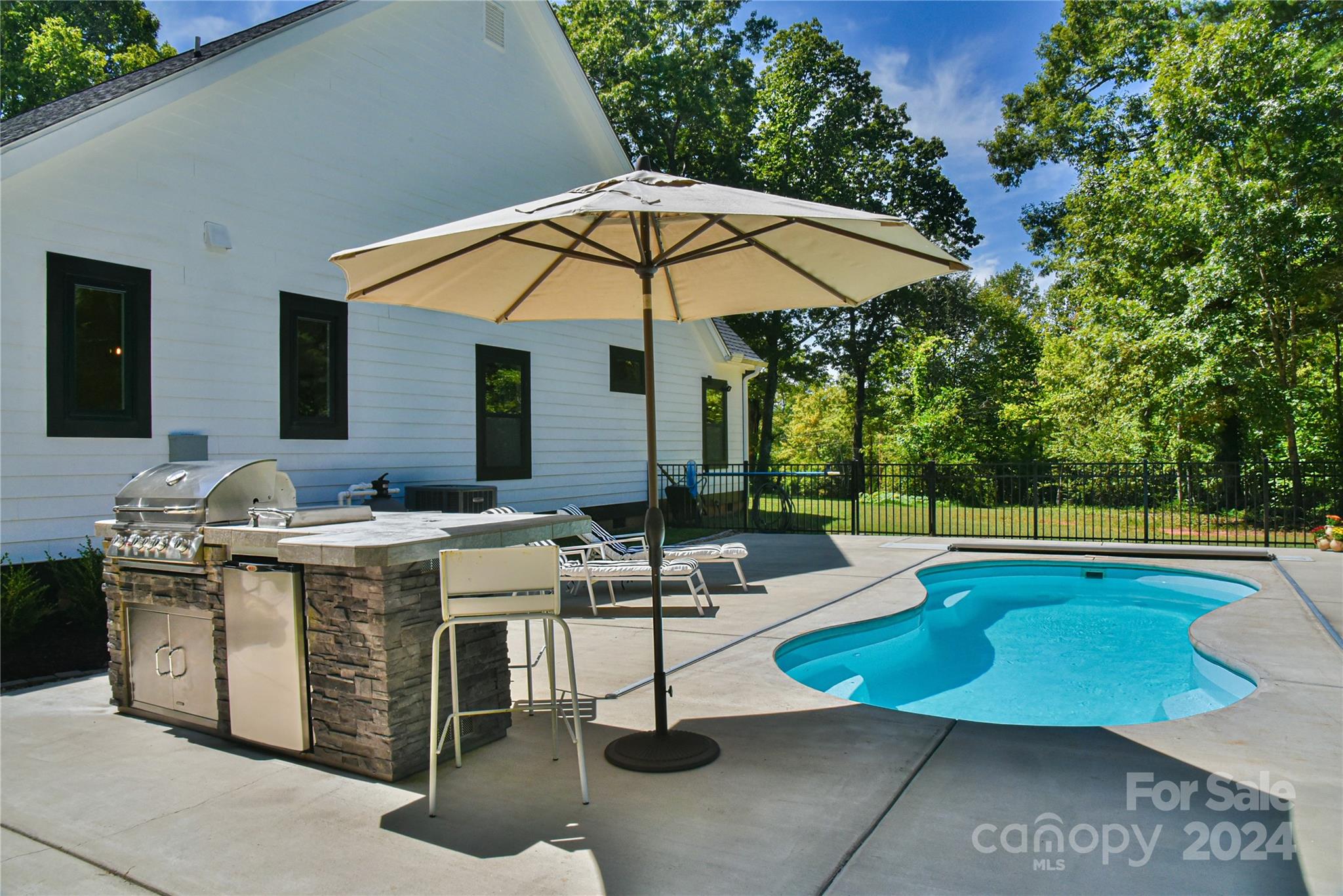 658 E Lawing Drive Property Photo 3