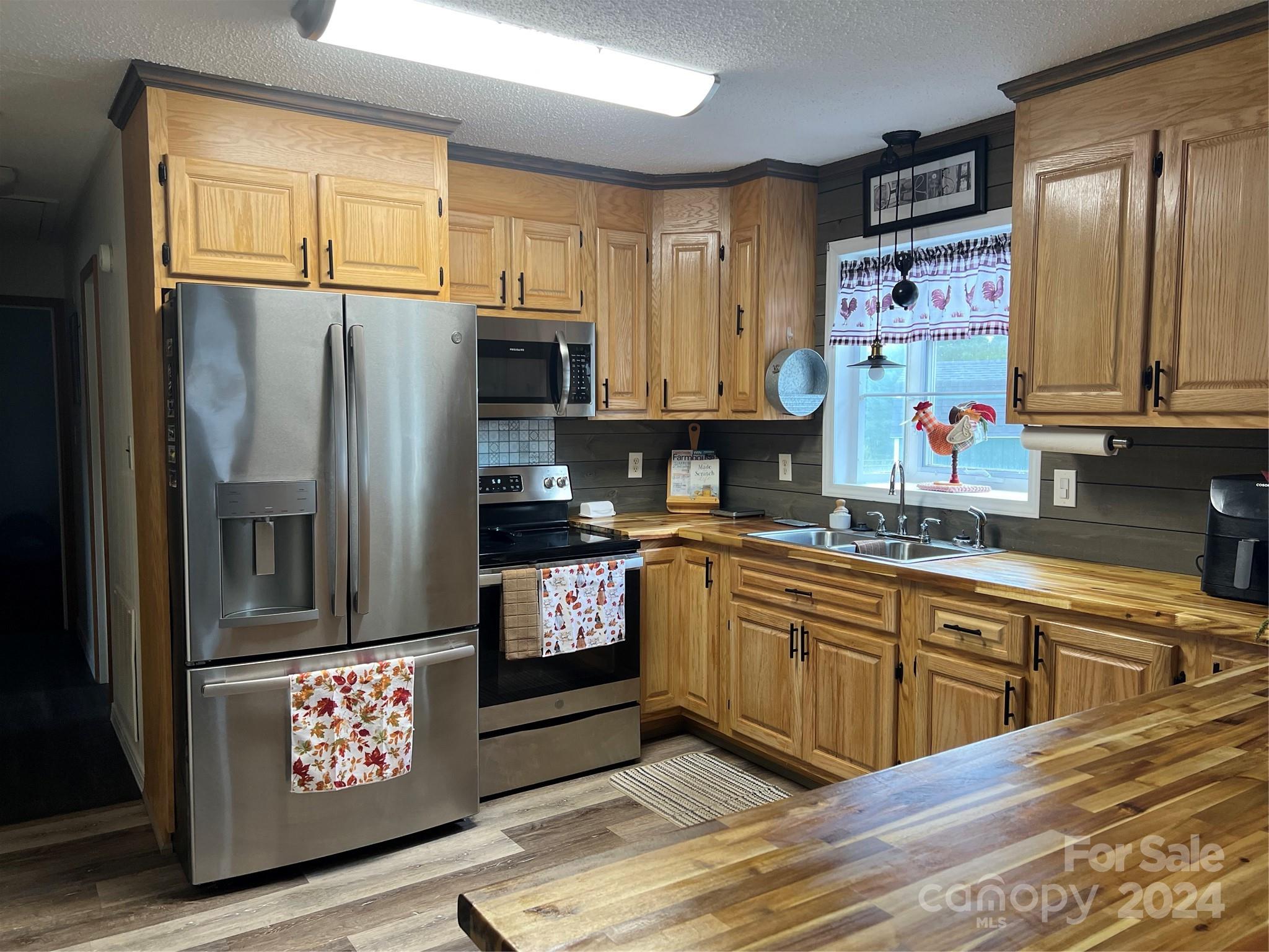 4040 Angus Drive Property Photo 8