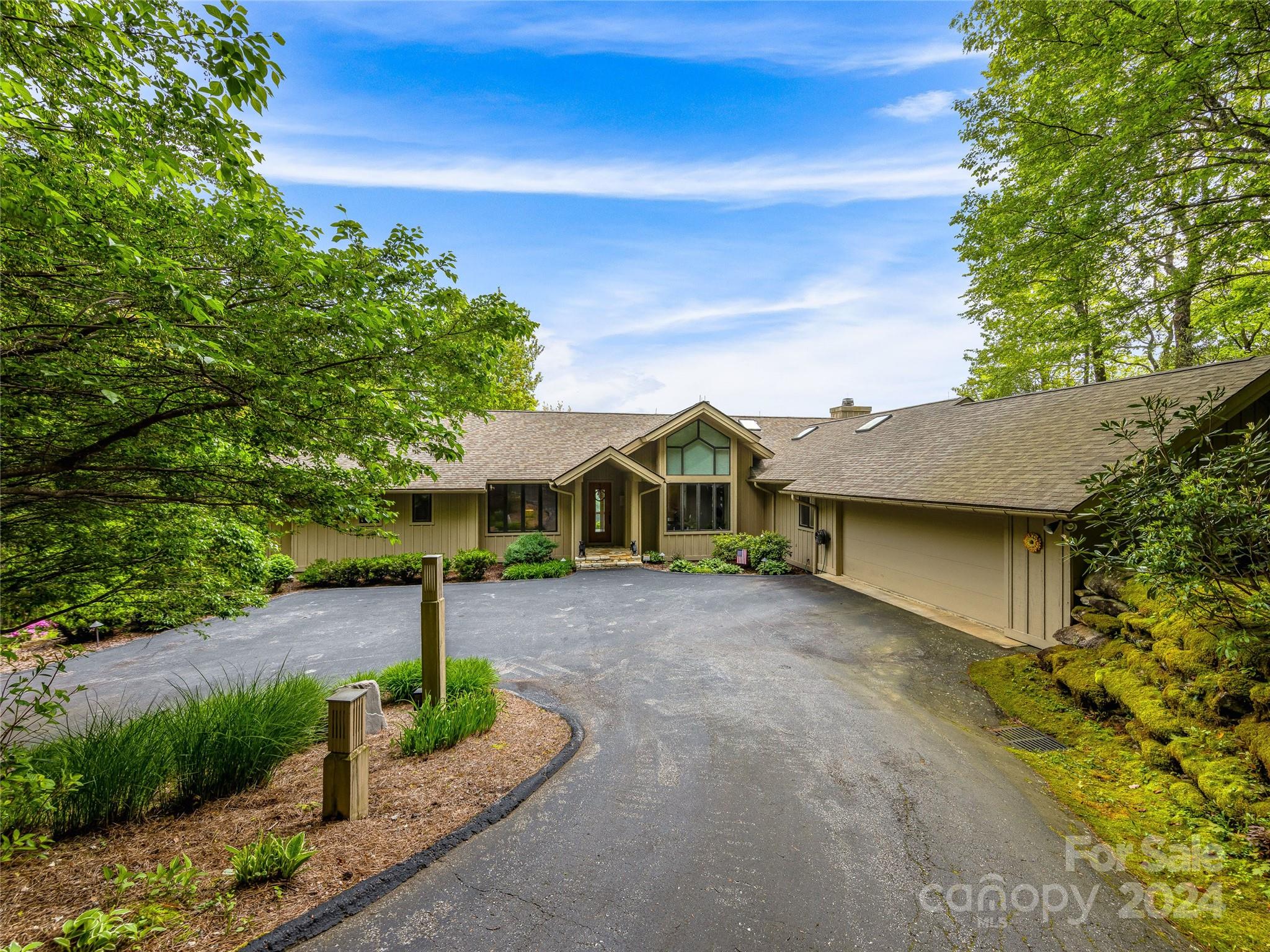 721 Lakeside Drive Property Photo 2