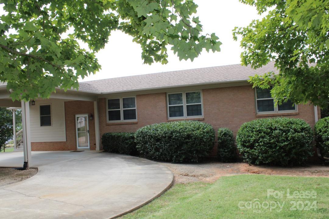 21205 Lakeview Circle Property Photo 2