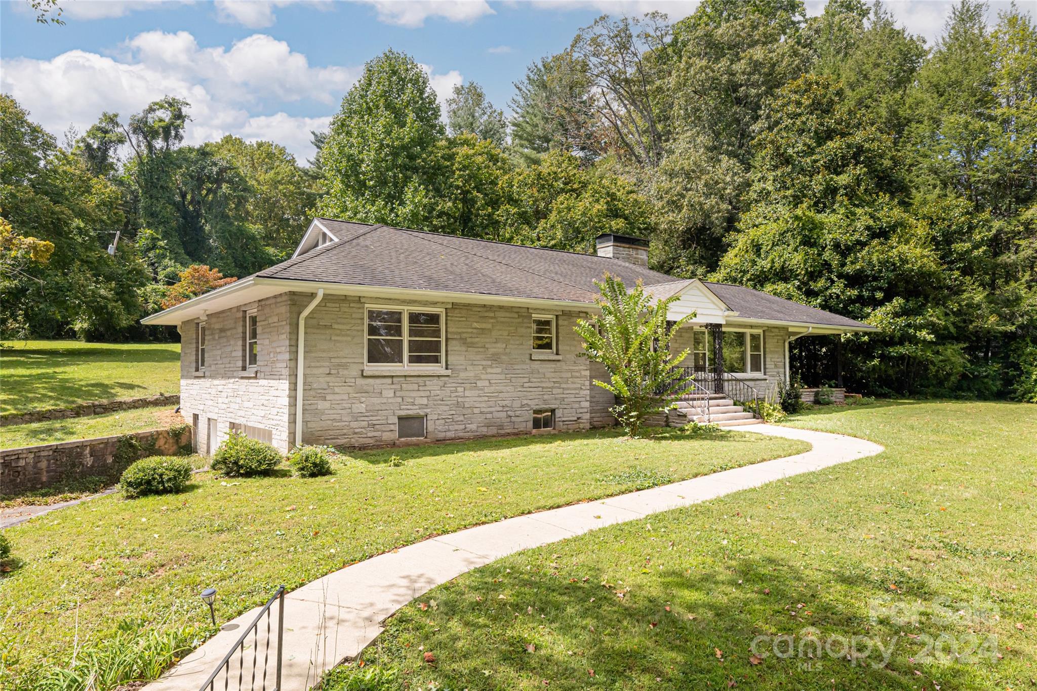 789 Hendersonville Road Property Photo 3
