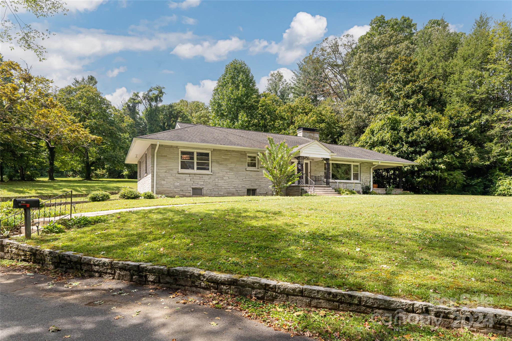 789 Hendersonville Road Property Photo 23