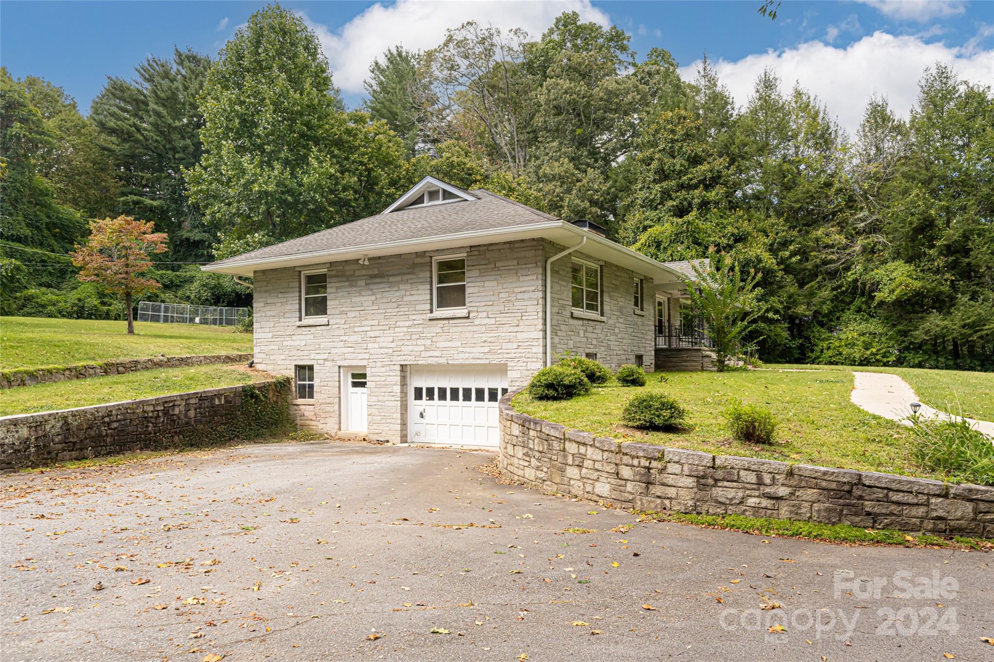 789 Hendersonville Road Property Photo 24