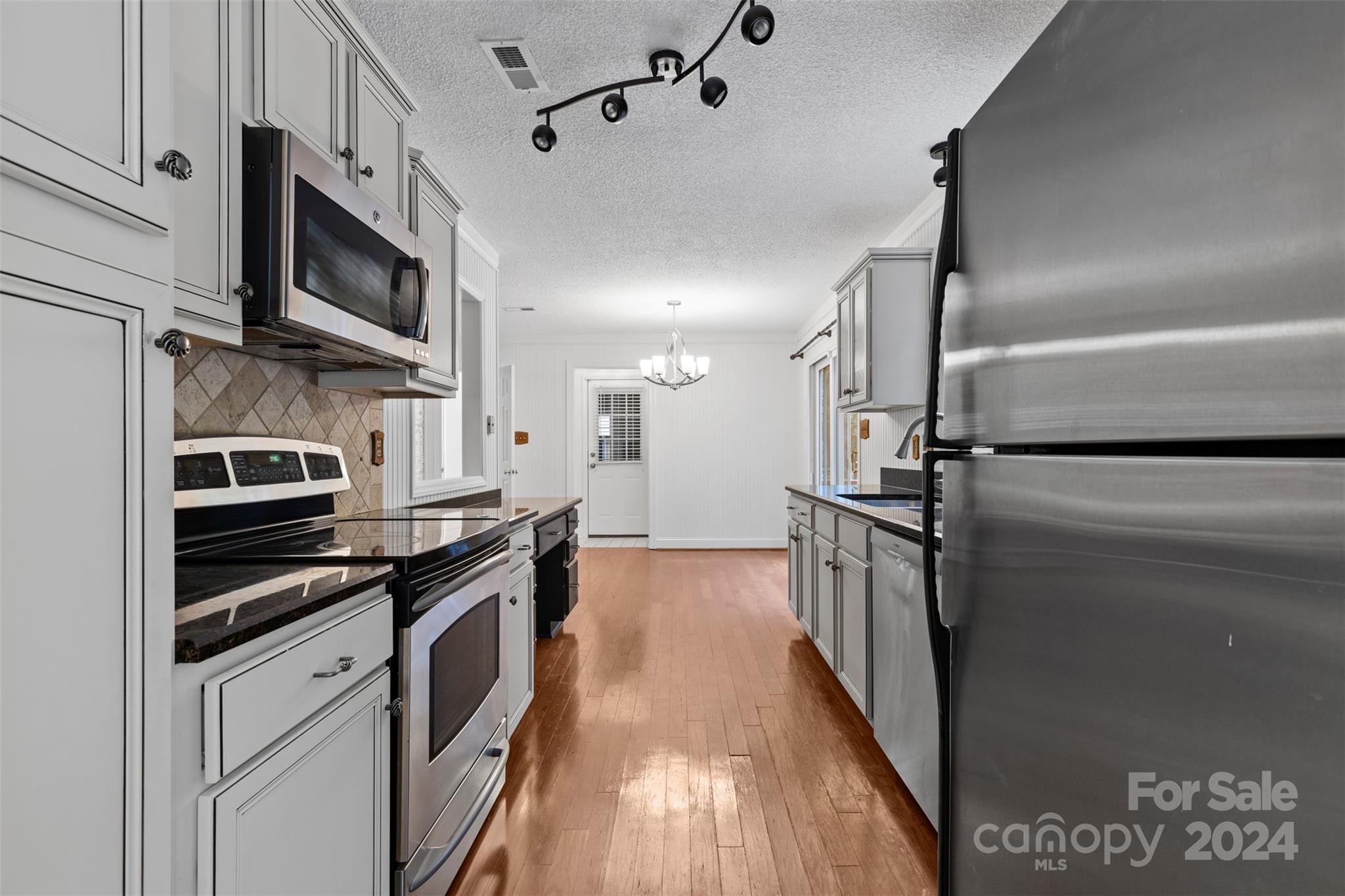 923 Somersby Lane Property Photo 2