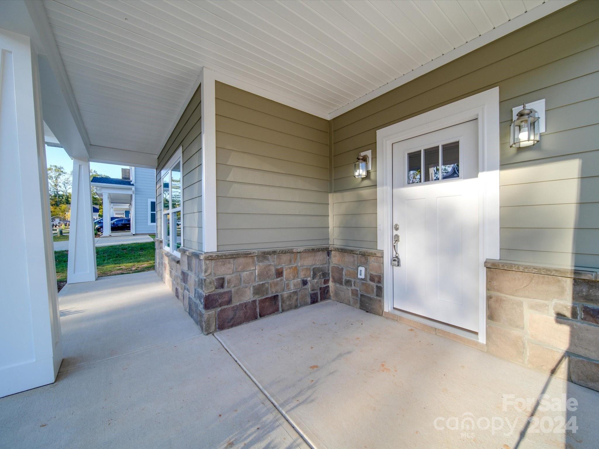 558 Geneva Circle 16 Property Photo 6