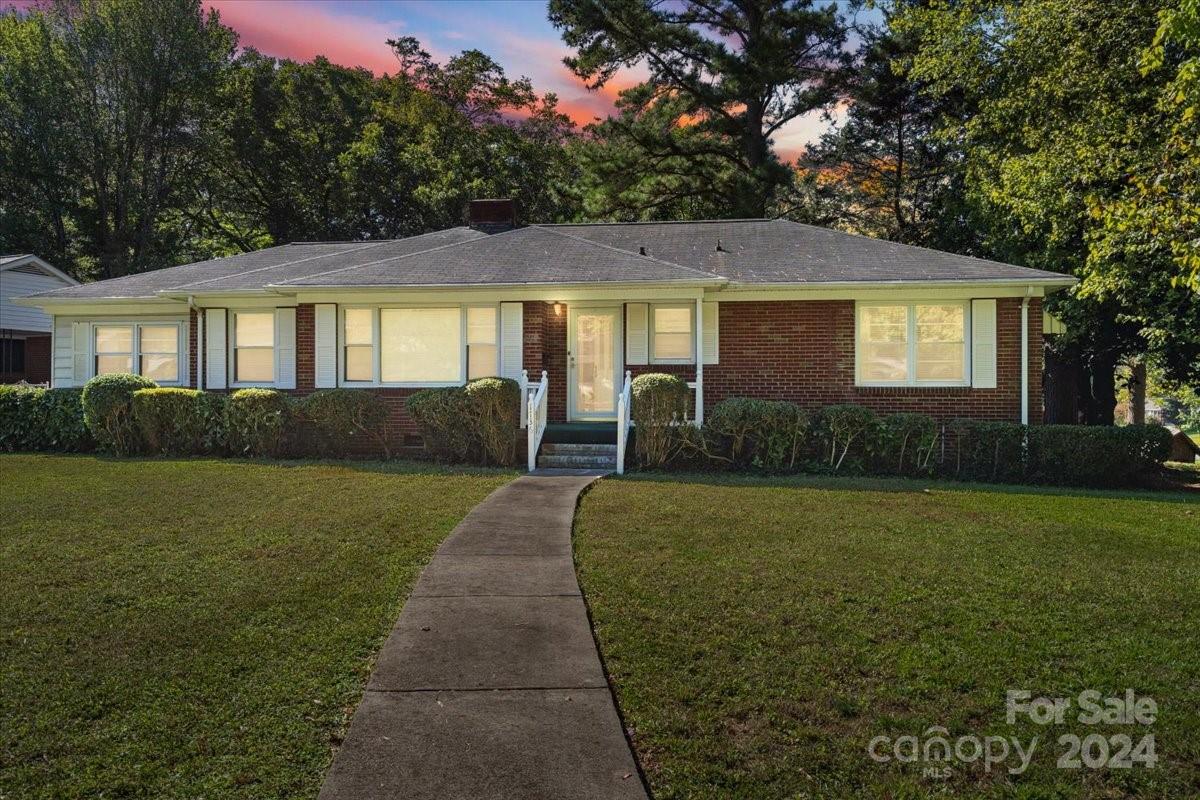 1736 Woodland Drive Property Photo 2