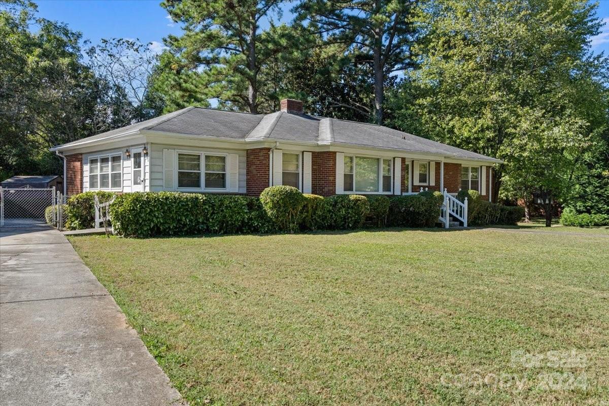 1736 Woodland Drive Property Photo 3