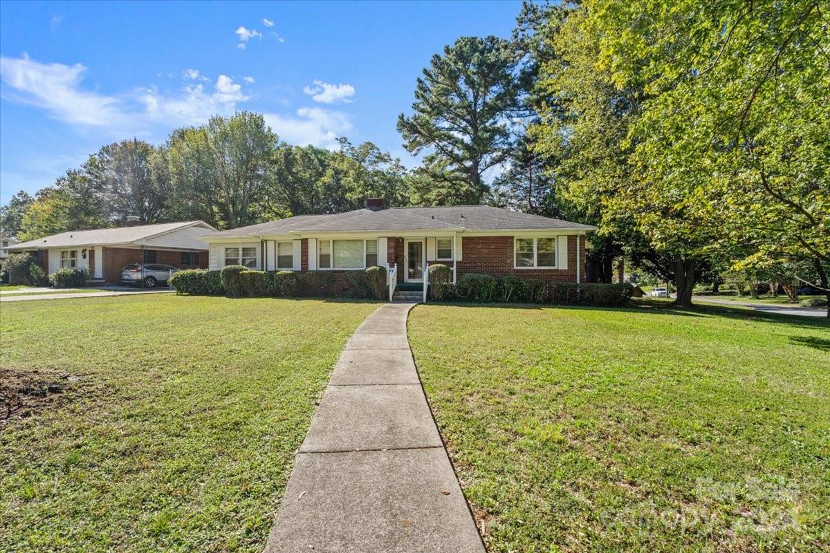 1736 Woodland Drive Property Photo 4
