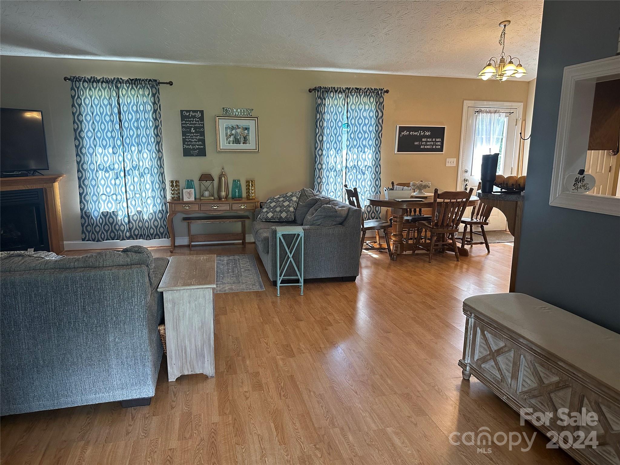 114 E Dundee Court Property Photo 5
