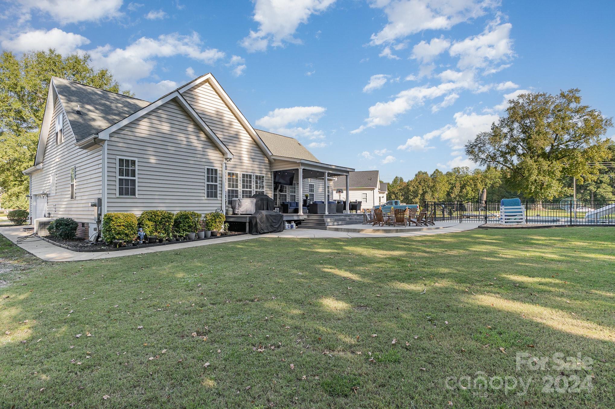 9404 Perimeter Court Property Photo 4