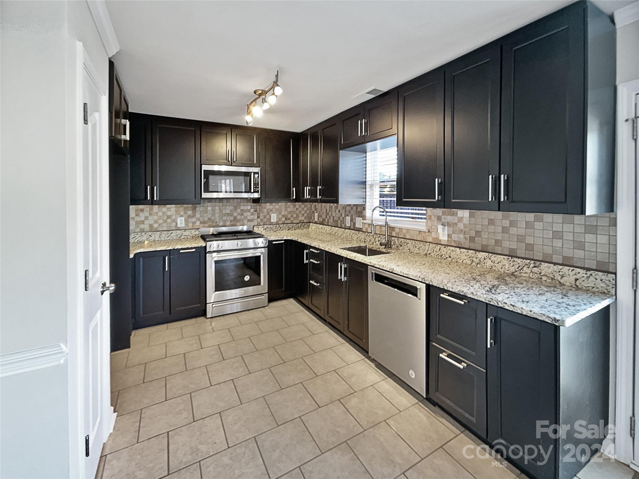 8117 Aqueduct Court Property Photo 6