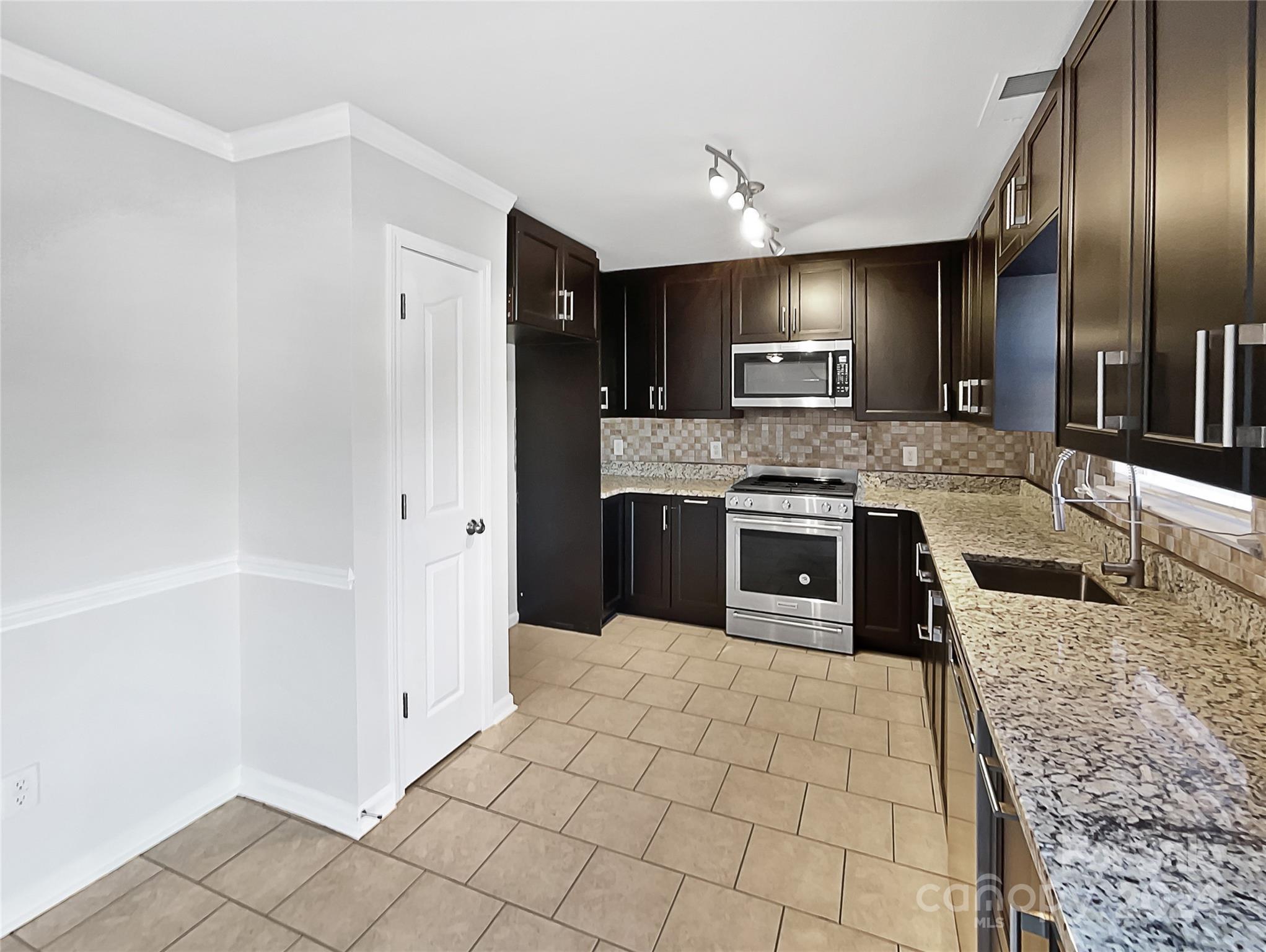 8117 Aqueduct Court Property Photo 13