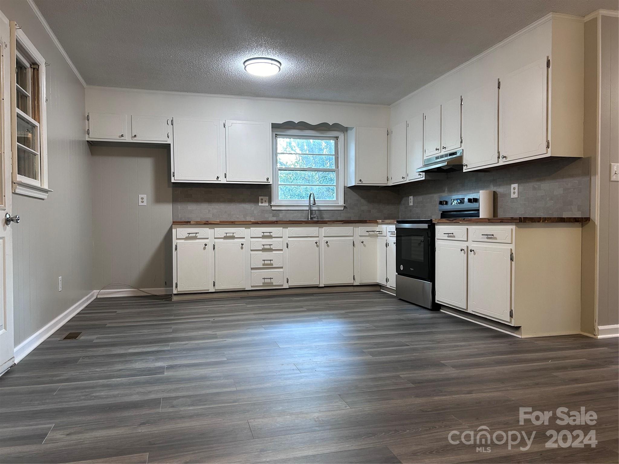 526 Kings Road Property Photo 4