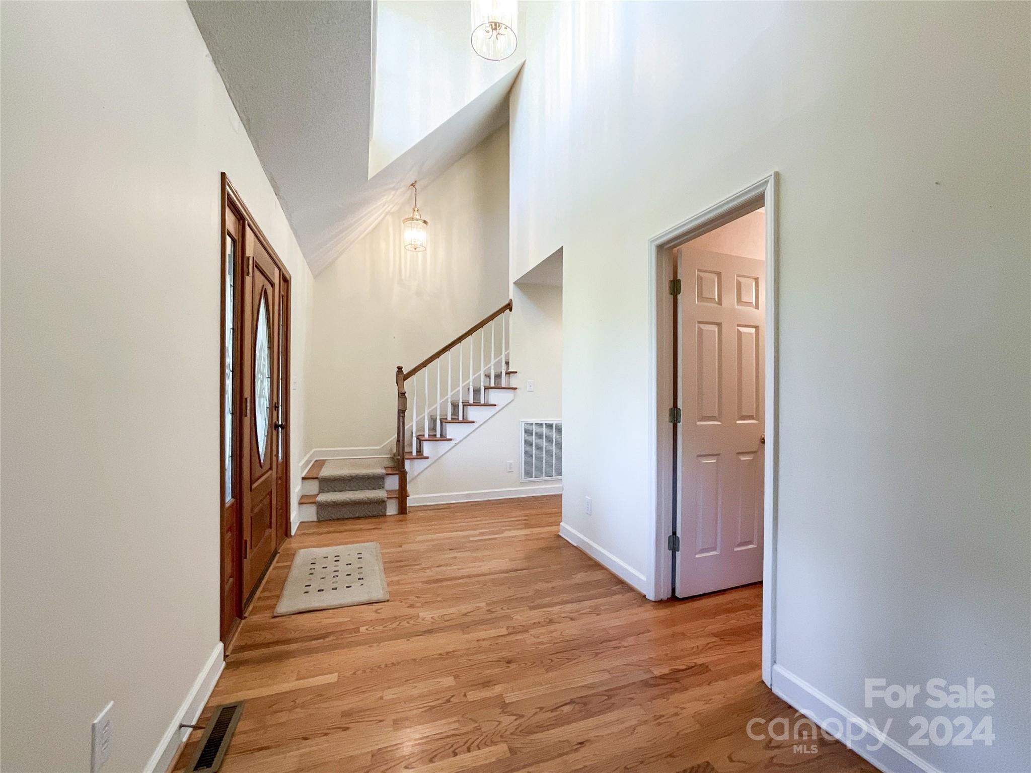 3018 Castlebrook Drive Property Photo 4