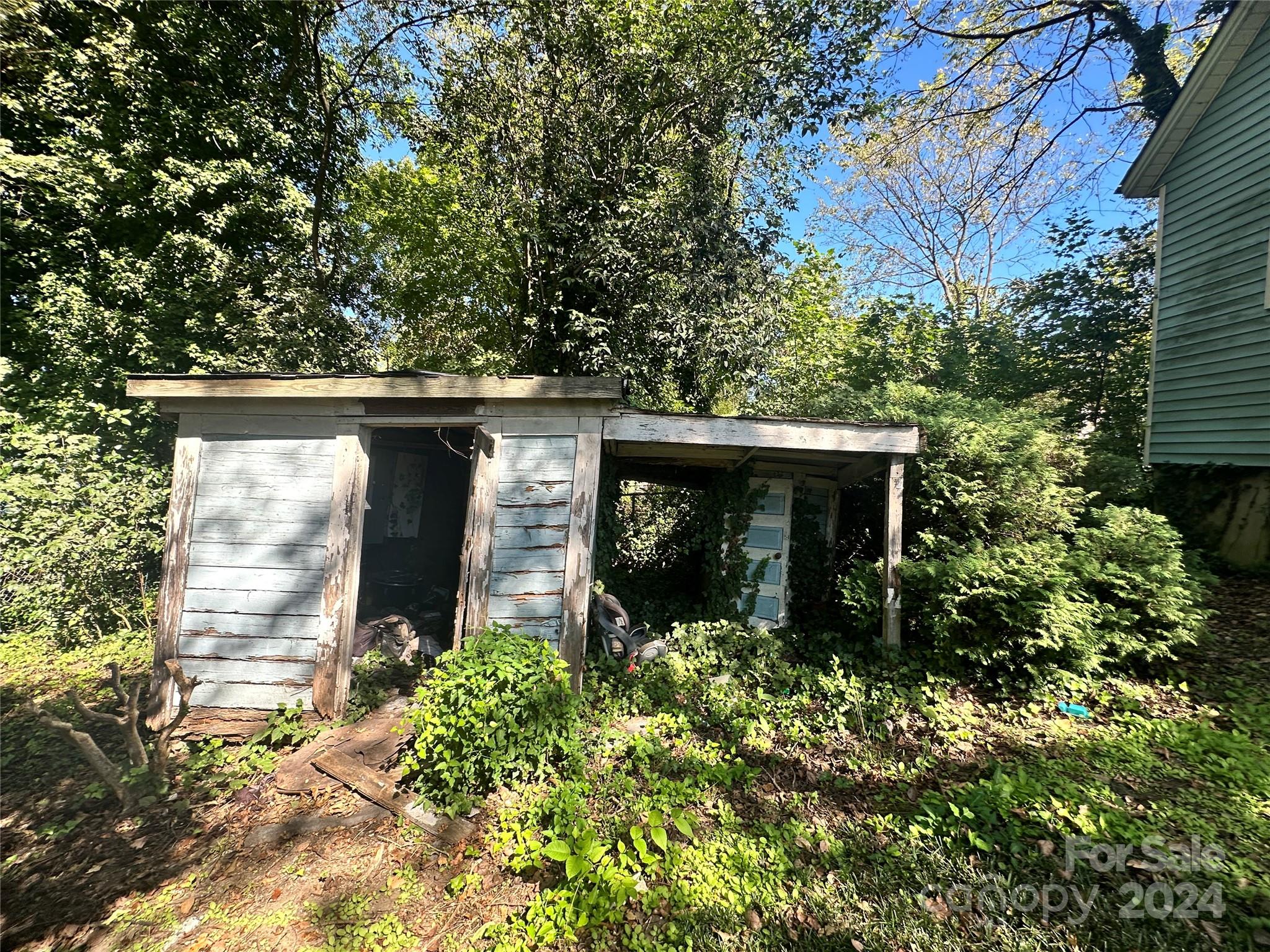 1115 Harrill Street Property Photo 4