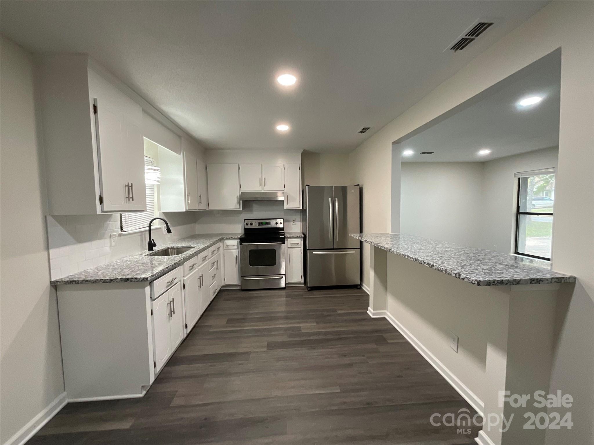 6848 N Ridge Court Property Photo 4