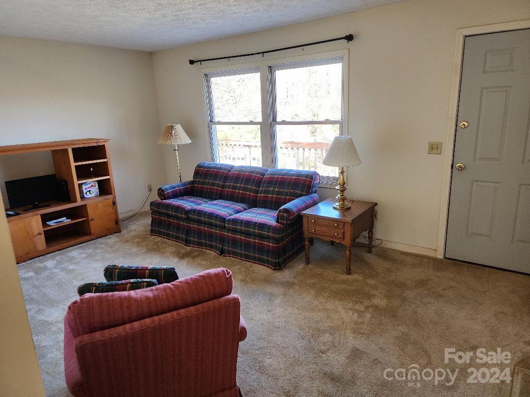 20 Coventry Lane Property Photo 6