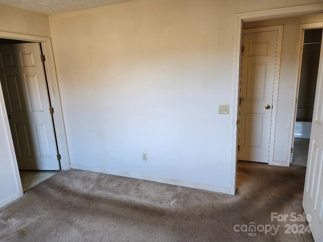 20 Coventry Lane Property Photo 9