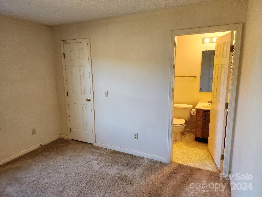 20 Coventry Lane Property Photo 10