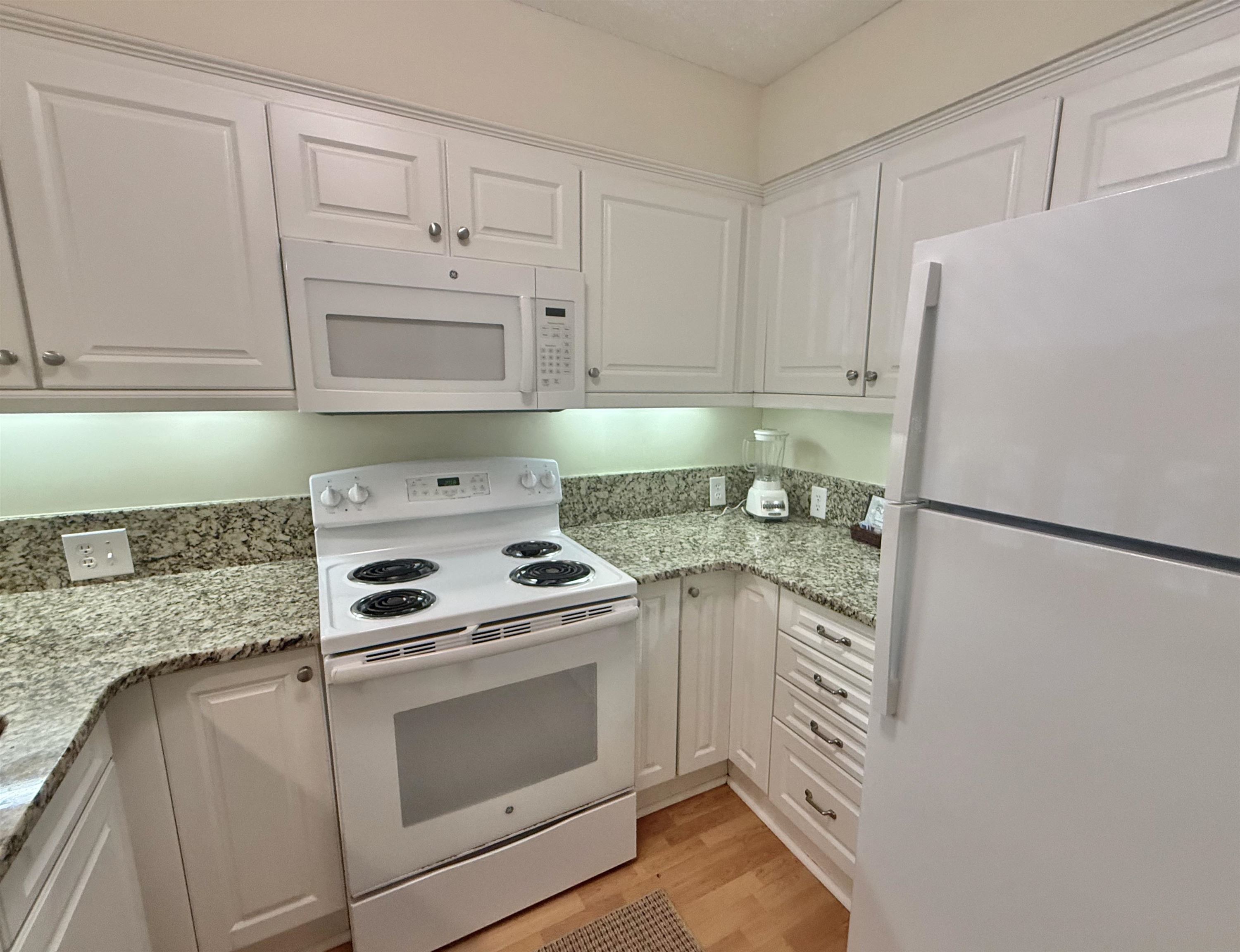 410 Melrose Pl. Property Photo 18