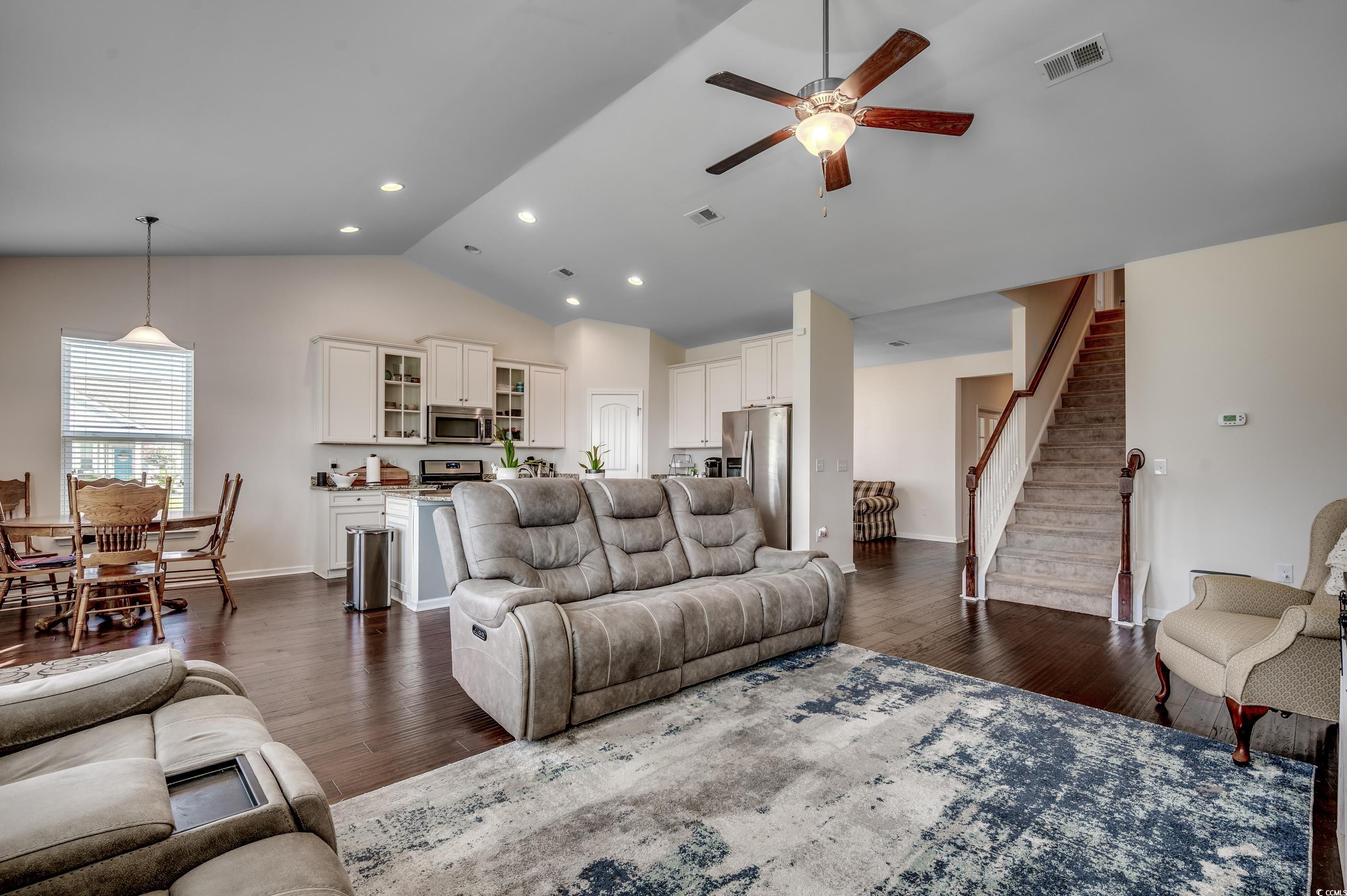 190 Campania St. Property Photo 2
