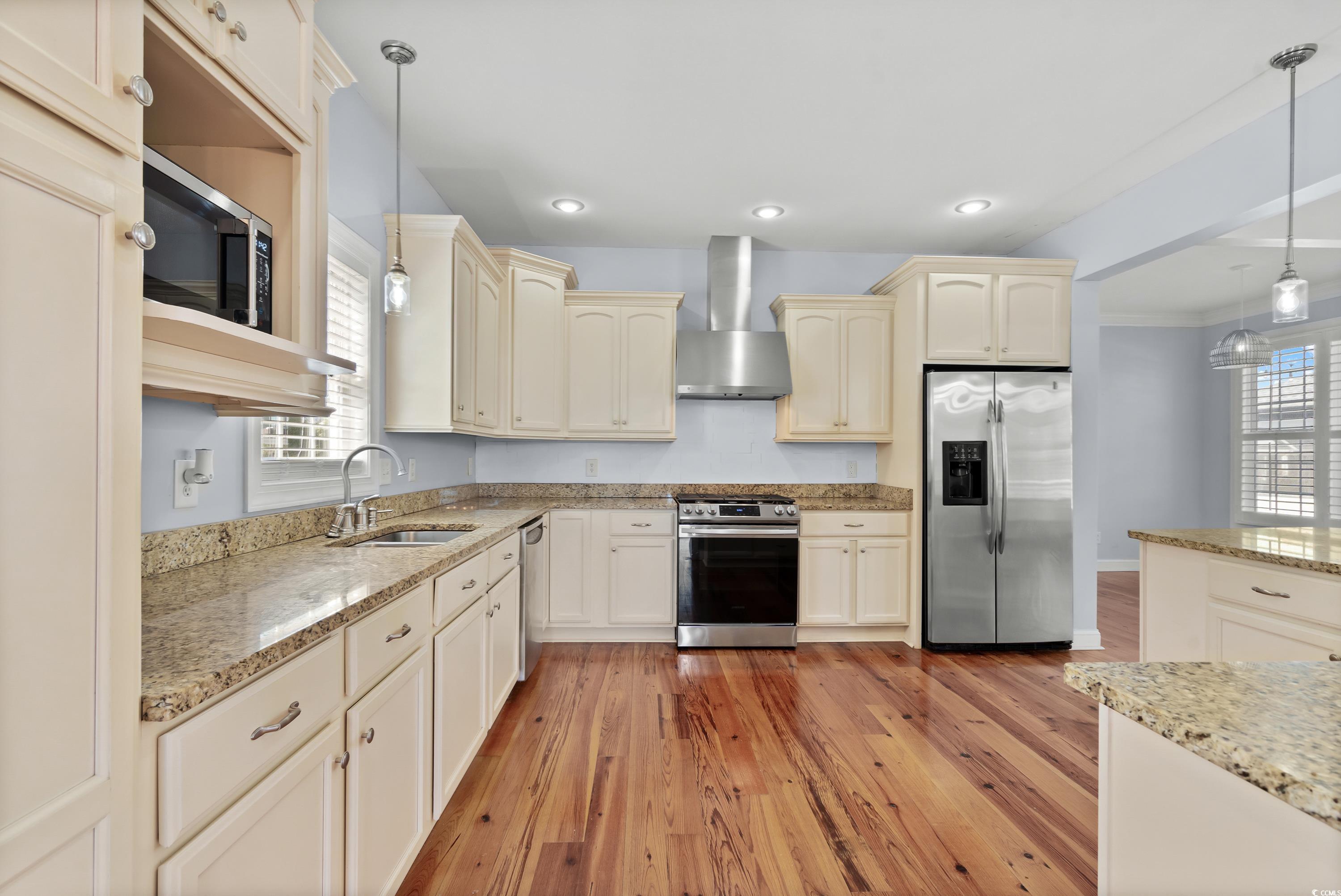 879 Waterton Ave. Property Photo 4