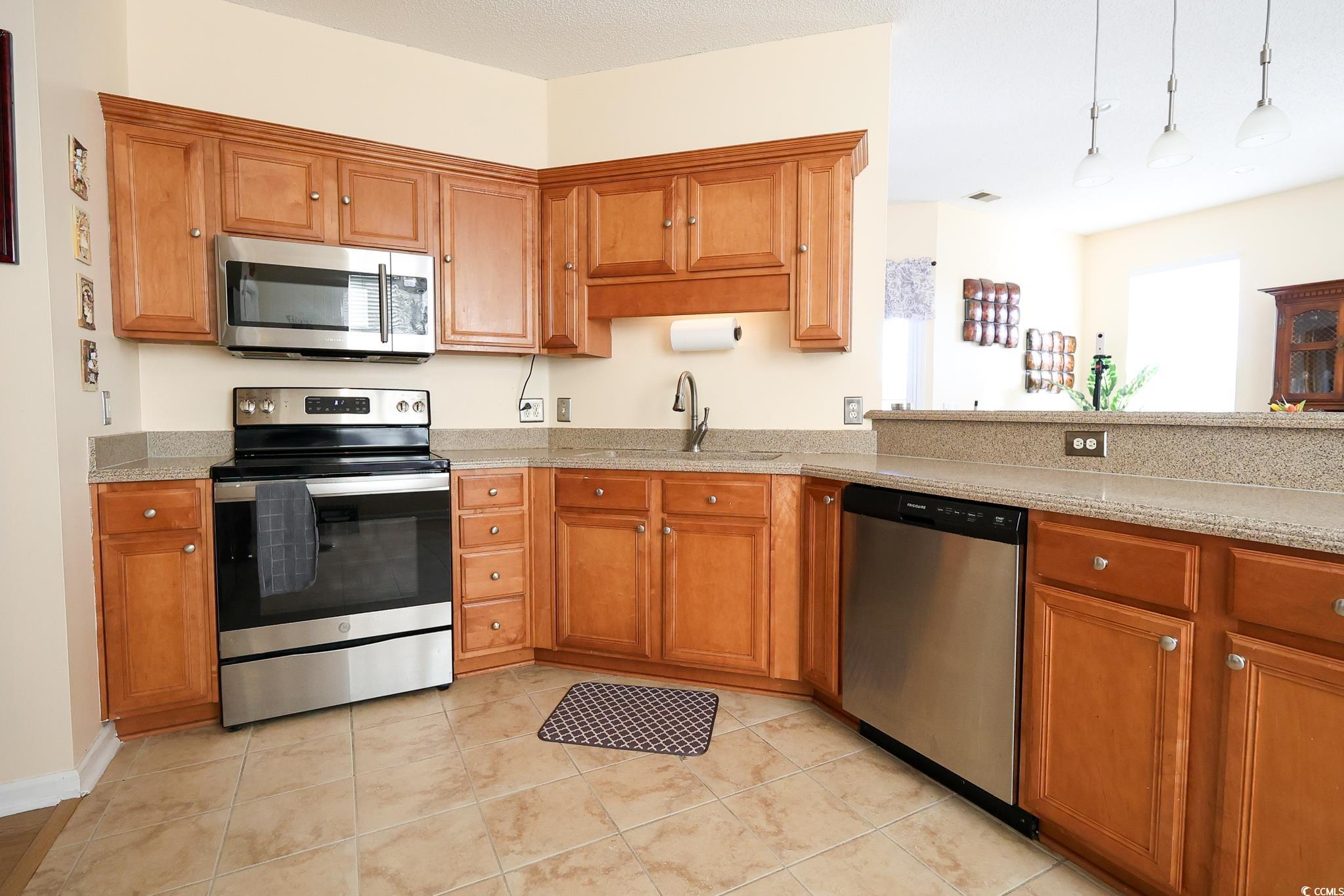 582 Summerhill Dr. Property Photo 5