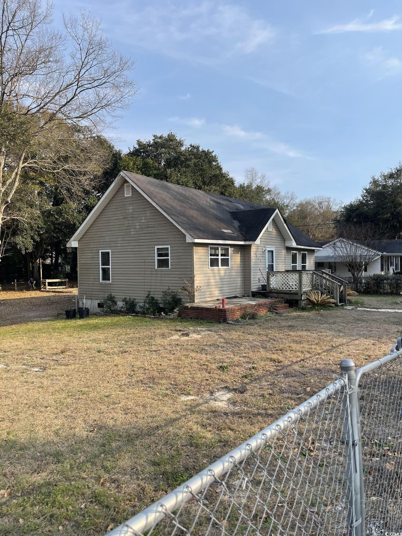 1353 Moss St. Property Photo 3